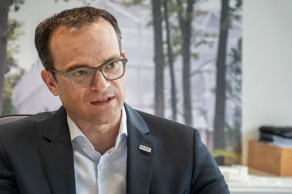 «Kurzfristig eine geringe Mehrbelastung»: Thomas Herrmann, CEO von Elma Electronic in Wetzikon. (Archiv) Porträt von Thomas Herrmann, ein Mann mit Brille in dunklem Anzug mit hellblauem Hemd.